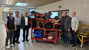 Übergabe Horsch Sähmodell ein rotes Sähmodell der Firma Horsch mit Vertretern der LBS Mistelbach